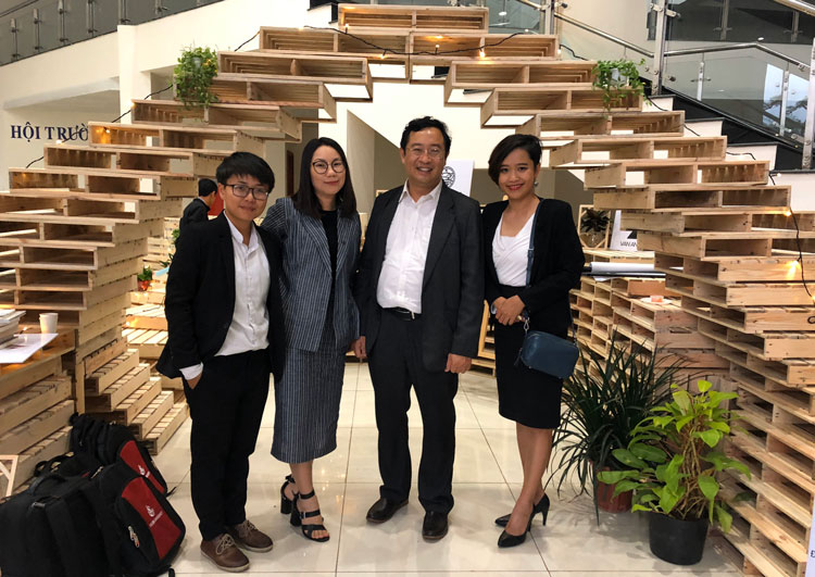 Nguyễn Thị Minh Trang (bìa trái) cùng những người bạn bên mô hình thư viện xanh từ gỗ pallet tái chế trong Ngày hội khởi nghiệp khu vực miền Trung - Tây Nguyên
