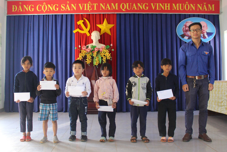 Anh Phạm Tuấn Phương - Phó Bí thư Huyện Đoàn Đức Trọng, trao học bổng cho các em có hoàn cảnh khó khăn của xã Liên Hiệp