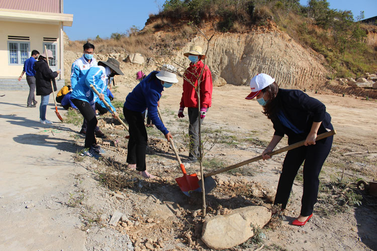 Trồng cây xanh trong khuôn viên Nhà Văn hóa xã Liên Hiệp