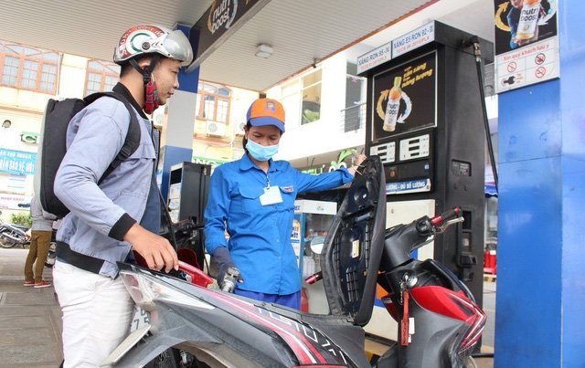 Xăng dầu tiếp tục giảm giá