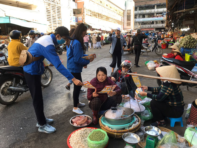 Các đoàn viên, thanh niên phát tờ rơi tuyên truyền phòng chống Covid-19 cho người dân và du khách