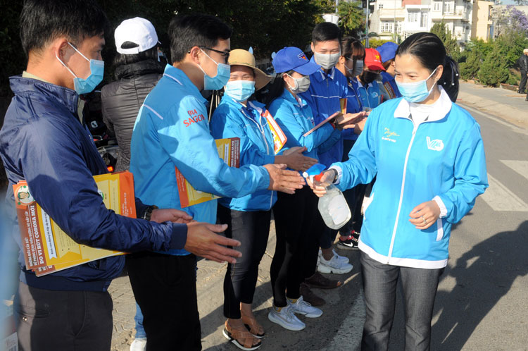 Hướng dẫn sử dụng nước rửa tay sát khuẩn cho đoàn viên, thanh niên