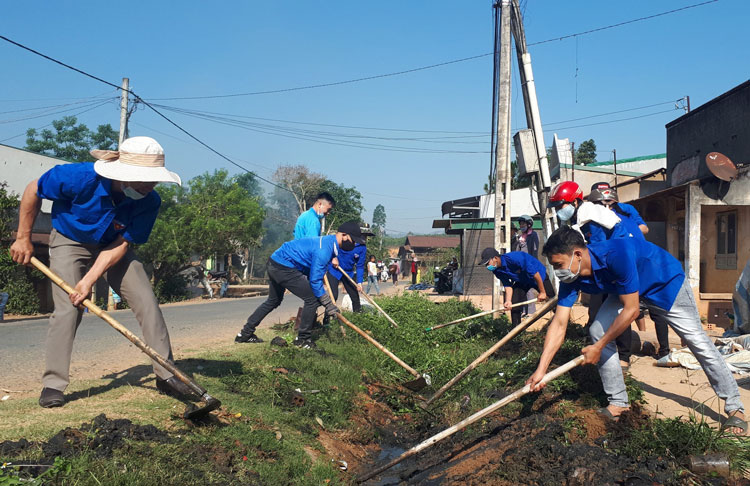 Tuổi trẻ huyện Bảo Lâm tham gia dọn vệ sinh khơi thông mương thoát nước trên các tuyến đường