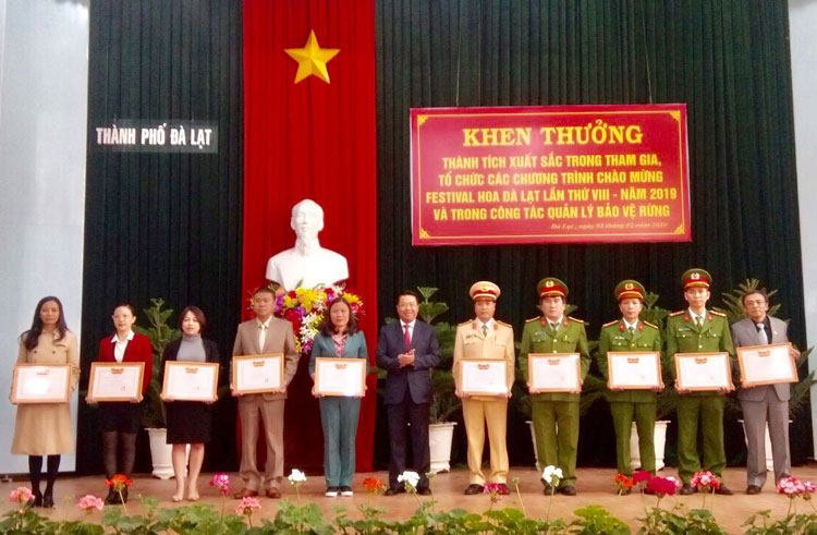 UBND thành phố Đà Lạt kịp thời biểu dương, khen thưởng các tập thể có nhiều đóng góp trong bảo đảm an toàn Festival Hoa Đà Lạt lần thứ 8 vừa qua, trong đó có lực lượng công an