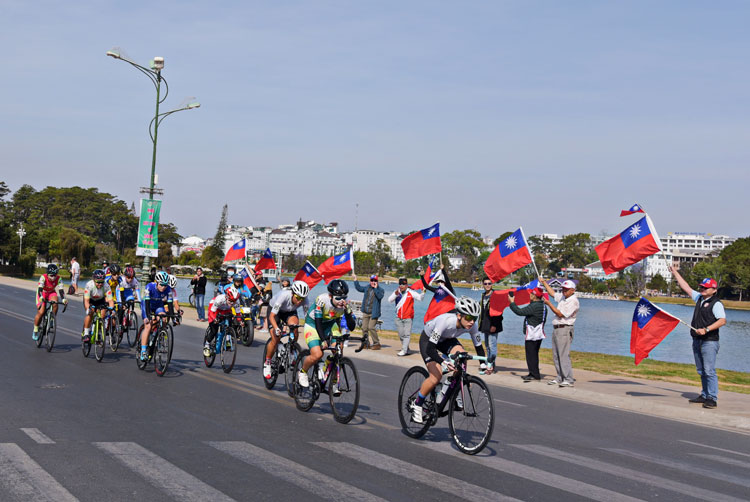 Du khách vẫy chào đoàn đua đi qua