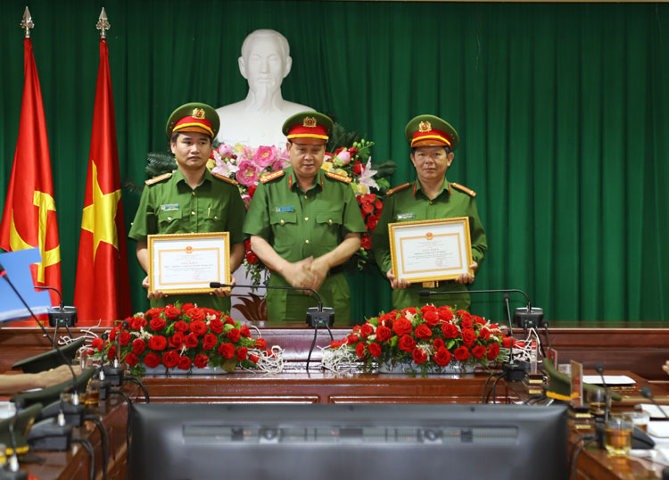 Phó Giám Đốc Công an tỉnh Đào Ngọc Cần trao Giấy khen của Giám đốc Công an tỉnh cho 2 tập thể