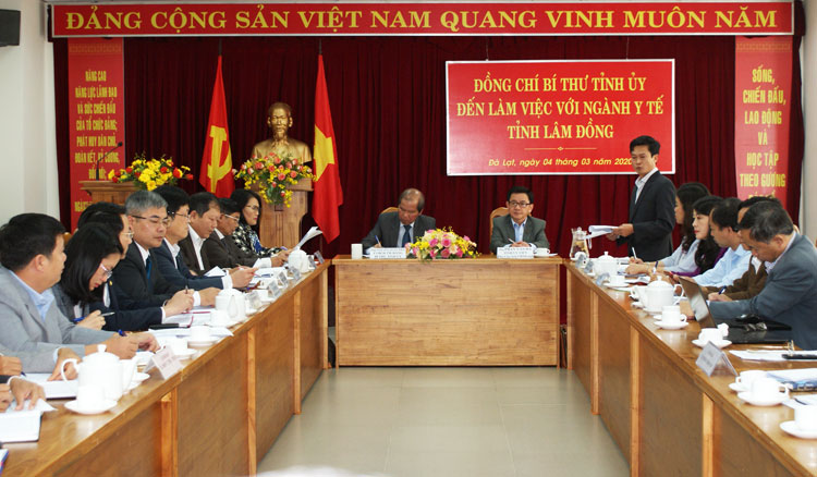 Giám đốc Sở Y tế Nguyễn Đức Thuận báo cáo tình hình công tác y tế năm 2019, phương hướng hoạt động năm 2020 đến 2025 và cập nhật tình hình phòng chống dịch bệnh Covid-19