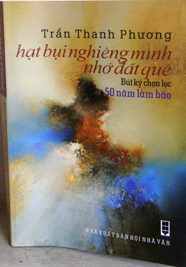 Tập sách Hạt bụi nghiêng mình nhớ đất quê của nhà báo Trần Thanh Phương