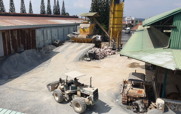 Khốn khổ vì trạm trộn bê tông hoạt động giữa khu dân cư