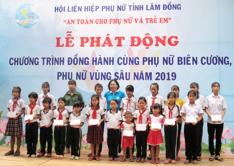 Đẩy mạnh truyền thông chủ đề: &quot;An toàn cho phụ nữ và trẻ em&quot;