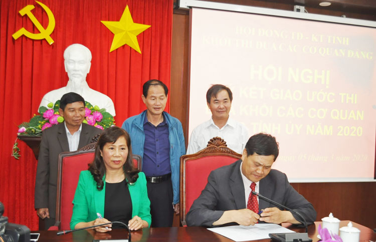 Đại diện các cơ quan, đơn vị Khối thi đua các cơ quan Đảng của Tỉnh ủy ký kết giao ước thi đua năm 2020