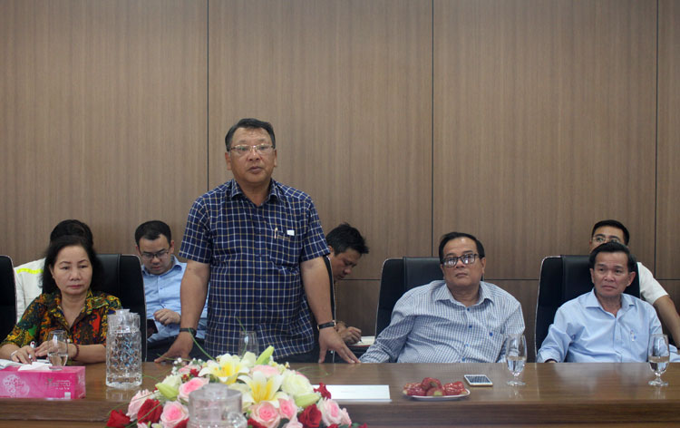 Ông Nguyễn Tạo - Phó Trưởng Đoàn ĐBQH Lâm Đồng phát biểu tiếp thu ý kiến kiến nghị của cử tri và doanh nghiệp về việc cấp thiết cần nâng cấp Quốc lộ 28 và 28B