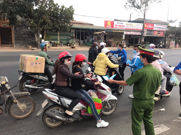 Các đoàn viên thanh niên và các chiến sĩ công an Nhân dân ra quân phát miễn phí khẩu trang trên địa bàn huyện