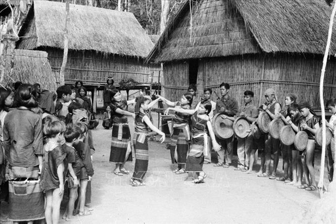 Đồng bào Tây Nguyên múa hát mừng chiến thắng