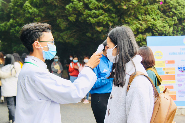 Sinh viên được đo thân nhiệt khi vào trường