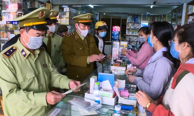 Xử phạt 6 cơ sở nâng giá và đầu cơ khẩu trang