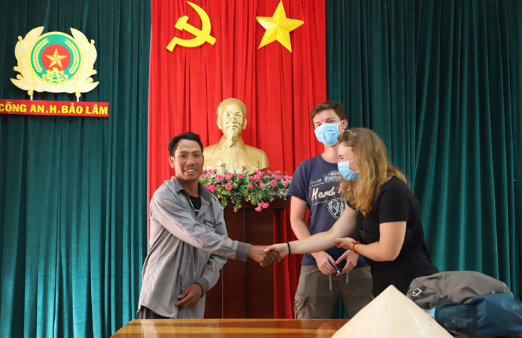 Người đàn ông phụ hồ trả lại tài sản cho 2 du khách Pháp