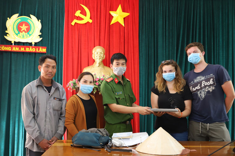 Công an huyện Bảo Lâm và anh Trần Đức Lễ tiến hành trao trả lại tài sản cho 2 du khách người Pháp