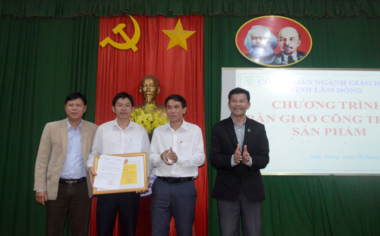 Bàn giao và gắn biển công trình chào mừng Đại hội Đảng các cấp