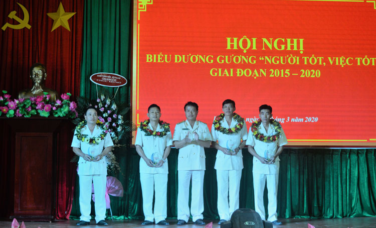 Trung tá Bùi Ngọc Dũng - Giám thị Trại giam Đại Bình trao bằng khen của Cục C10, Bộ Công an cho các tập thể và cá nhân đã có thành tích xuất sắc trong Phong trào thi đua “Vì an ninh Tổ quốc” giai đoạn 2015 - 2020