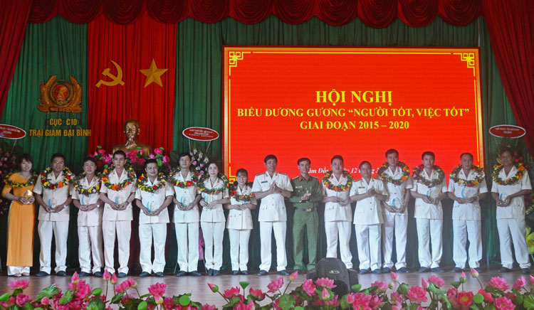 Ban giám thị Trại giam Đại Bình trao giấy chứng nhận gương “người tốt, việc tốt” cho các cá nhân điển hình tiên tiến trong Phong trào thi đua “Vì an ninh Tổ quốc” giai đoạn 2015- 2020