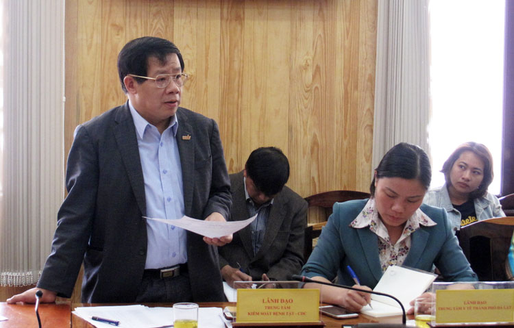 Bác sỹ CKII Nguyễn Quốc Minh – Giám đốc Trung tâm Kiểm soát bệnh tật tỉnh (CDC) báo cáo tình hình dịch bệnh Covid-19 2 ngày qua trên địa bàn tỉnh Lâm Đồng