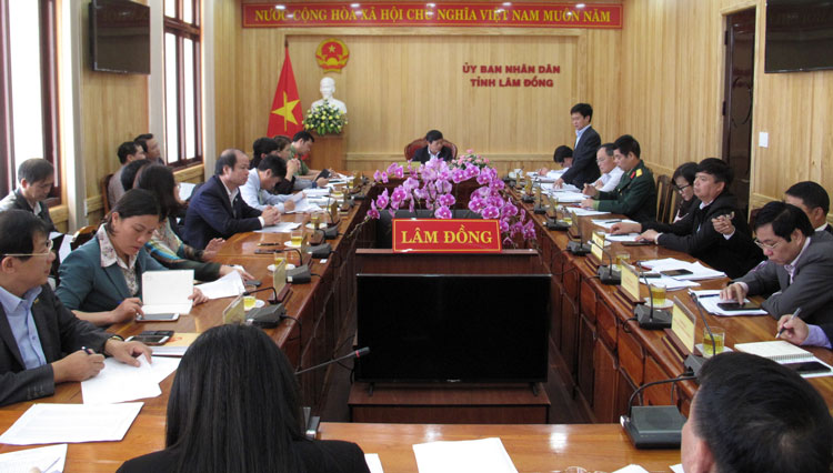 Các thành viên Ban Chỉ đạo tập trung bàn các giải pháp phòng chống dịch Covid-19 trên địa bàn tỉnh Lâm Đồng