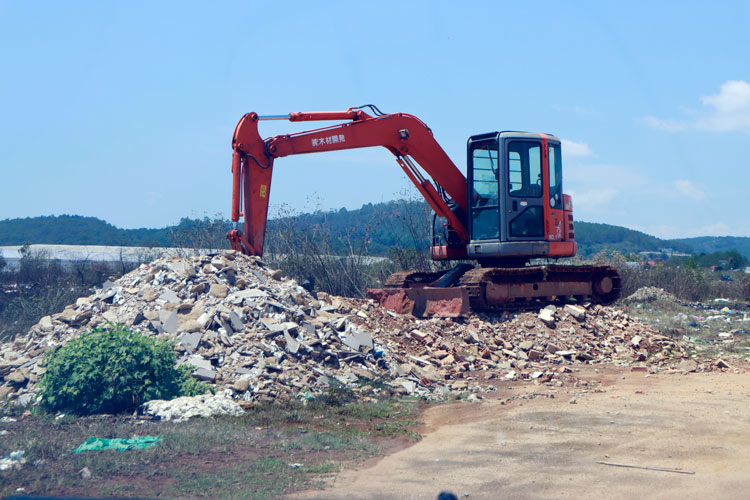 Rác thải ngập tràn sân bay Cam Ly Đà Lạt