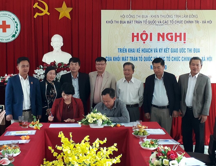 Các thành viên Khối thi đua Mặt trận Tổ quốc và các đoàn thể tỉnh cùng ký kết giao ước thi đua năm 2020