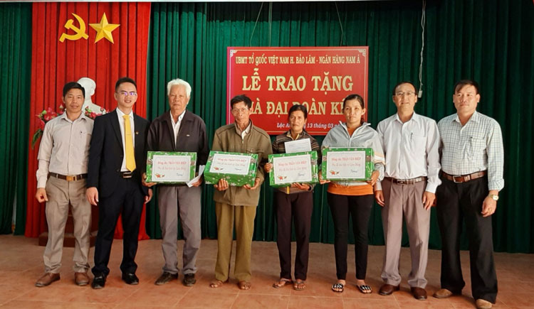 Ông Bùi Xuân Quý - Chủ tịch Ủy ban MTTQ Việt Nam huyện Bảo Lâm lãnh đạo Ngân hàng Nam Á tỉnh Lậm Đồng và chính quyền địa địa phương xã Lộc An trao quà của đồng chí Trần Văn Hiệp - Phó Bí thư Tỉnh ủy cho các hộ nghèo và gia đình chính sách xã Lộc An