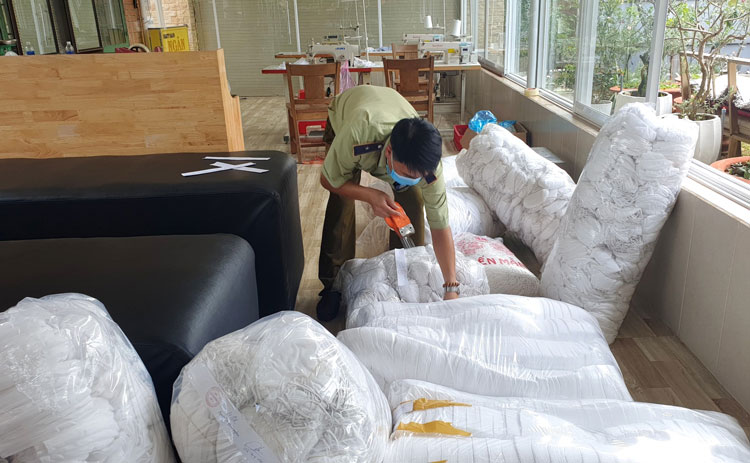 Tạm giữ hàng chục ngàn chiếc khẩu trang tại cơ sở gia công không phép
