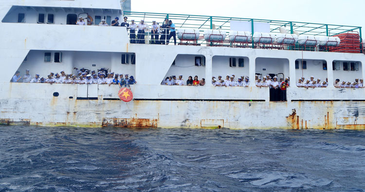 Cán bộ, chiến sĩ tàu HQ 996, phóng viên các báo, đài thả vòng hoa tưởng niệm các anh hùng liệt sĩ hy sinh anh dũng tại quần đảo Trường Sa