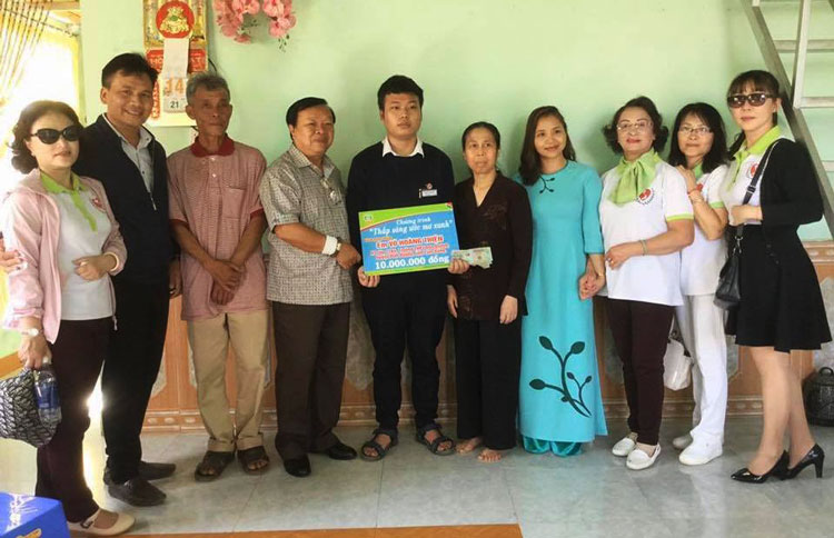 2 học sinh nhận 94,2 triệu đồng học bổng &quot;Thắp sáng ước mơ xanh&quot;