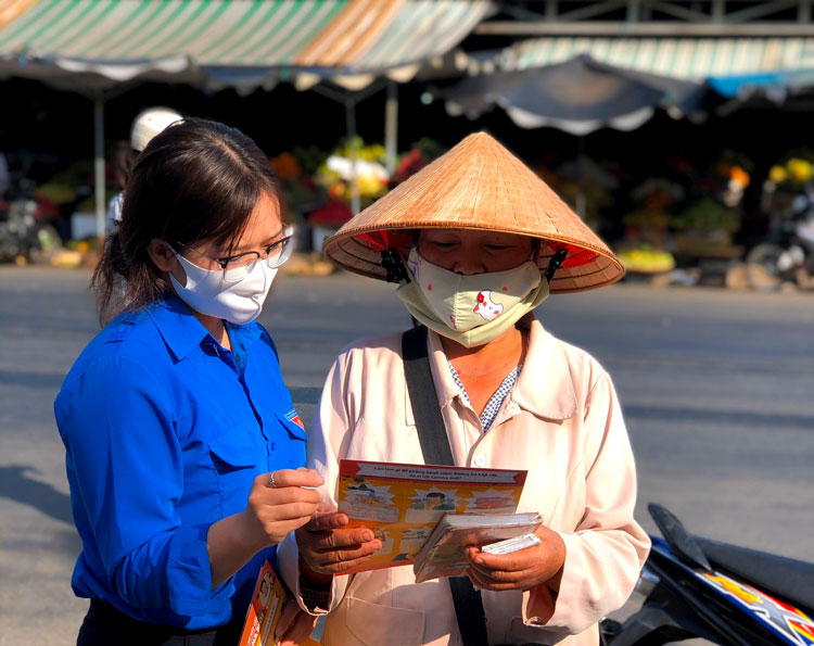ĐVTN TP Bảo Lộc phát tờ rơi tuyên truyền phòng, chống dịch bệnh Covid – 19 đến đông đảo người dân địa phương