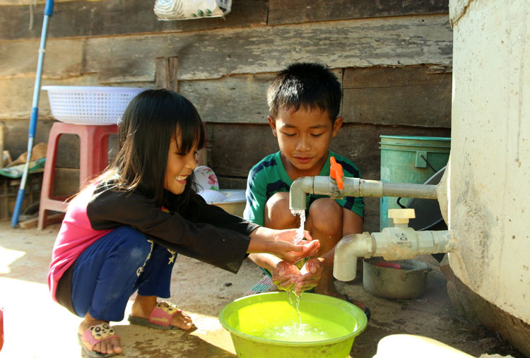 Trước mùa khô này, người dân cũng lo không đủ nước sinh hoạt để dùng