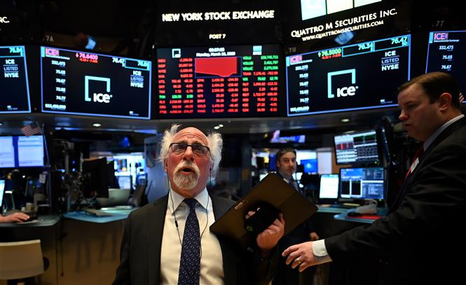 Giao dịch viên theo dõi chỉ số chứng khoán tại sàn giao dịch New York, Mỹ ngày 16/3/2020.