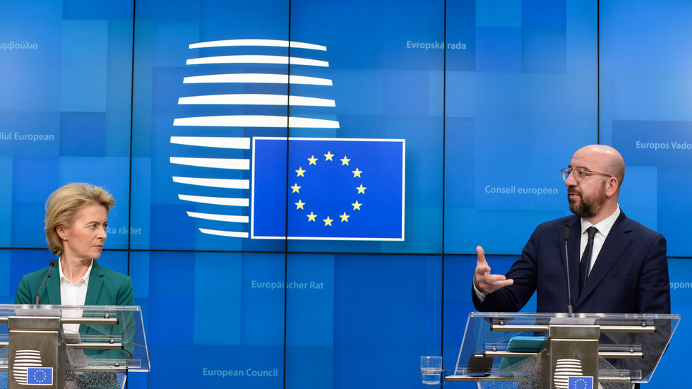 Chủ tịch Ủy ban châu Âu Ursula von der Leyen (trái) trong cuộc họp báo ngày 16/3 với Chủ tịch Hội đồng châu Âu Charles Michel
