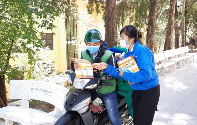 Thành Đoàn Đà Lạt còn ra quân phát tờ rơi tuyên truyền nâng cao ý thức phòng chống dịch Covid – 19