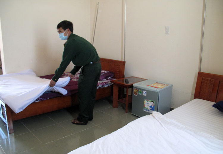 BS Trần Văn Lao -Trưởng Bệnh xá H32 Bộ Chỉ huy Quân sự tỉnh kiểm tra phòng chuẩn bị đón người về từ vùng dịch cách ly tập trung tại cơ sở H32