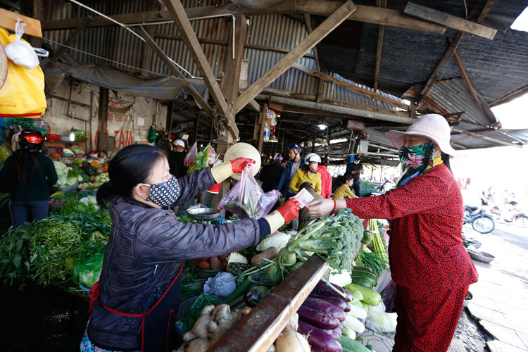 Người dân và tiểu thương đi chợ đã chú ý đeo khẩu trang, phòng tránh lây nhiễm trong thời điểm dịch bệnh diễn biến phức tạp