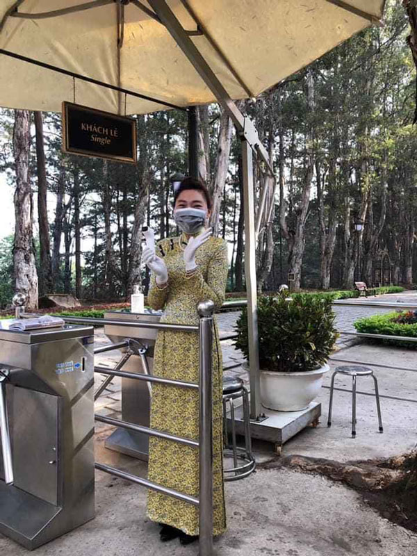 Hầu hết các công ty du lịch bố trí nước rửa tay miễn phí ngay trước cổng soát vé cho khách.