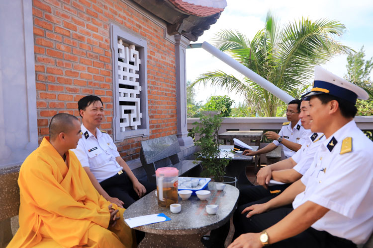 Cán bộ, chiến sĩ đảo Sơn Ca trò chuyện cùng Hòa thượng Thích Nguyên Hòa, trụ trì chùa Linh Sơn.