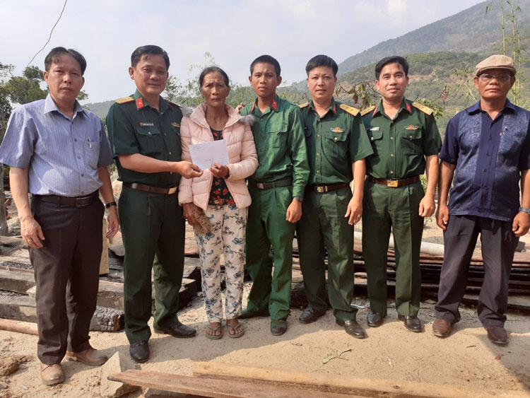 Hỗ trợ gia đình quân nhân bị cháy nhà