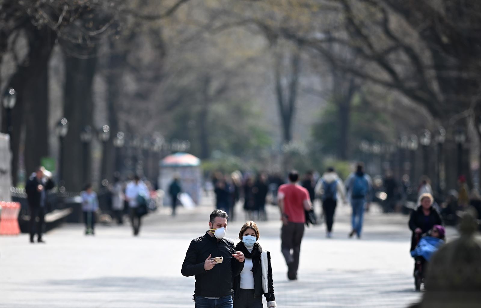 Người dân đeo khẩu trang nhằm ngăn chặn sự lây lan của dịch COVID-19 tại New York, Mỹ ngày 18/3/2020.