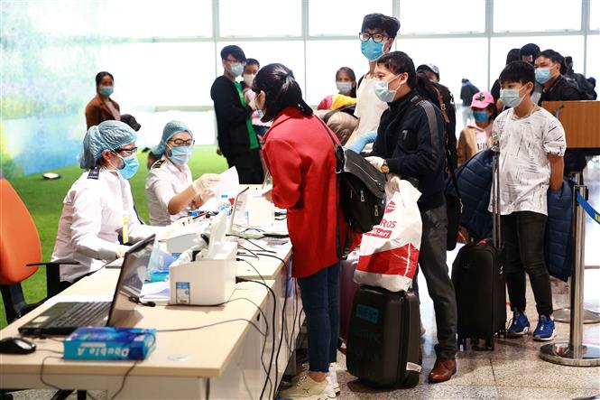 Việt Nam công bố liên tiếp 9 ca mắc COVID-19, trong đó có 7 ca từ Anh về