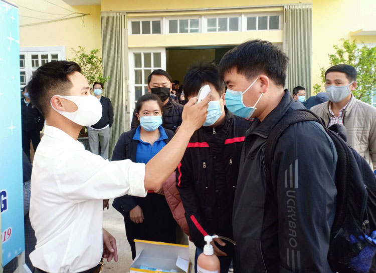 Đo thân nhiệt, kiểm tra sức khỏe trước khi hiến máu