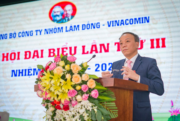 Đồng chí Khuất Mạnh Thắng – Phó Bí thư thường trực Đảng ủy Tập đoàn Công nghiệp Than Khoáng sản Việt Nam phát biểu tại Đại hội