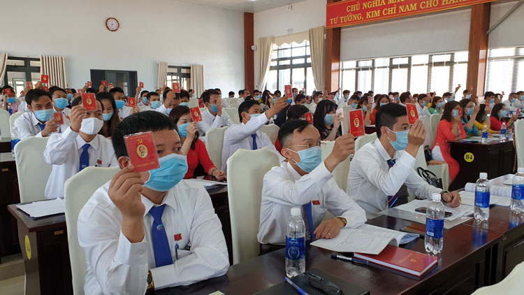 Các đại biểu biểu quyết thông qua chương trình Đại hội