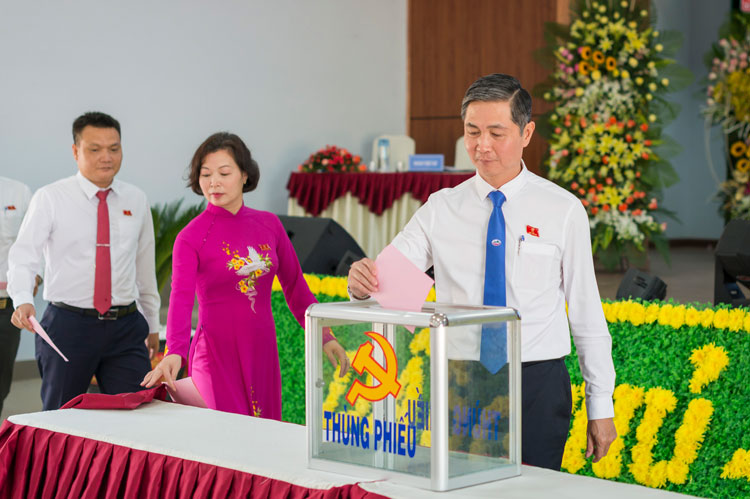 Các đại biểu tiến hành bỏ phiếu bầu Ban Chấp hành Đảng ủy khóa III