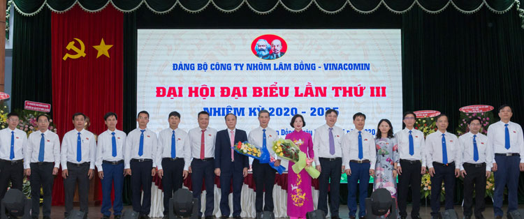 Đồng chí Khuất Mạnh Thắng - Phó Bí thư Đảng ủy Tập đoàn Công nghiệp Than Khoáng sản Việt Nam và đồng chí Bùi Hồng Quang - Chủ tịch Công ty Nhôm Lâm Đồng tặng hoa Ban Chấp hành Đảng bộ khóa III, nhiệm kỳ 2020 - 2025